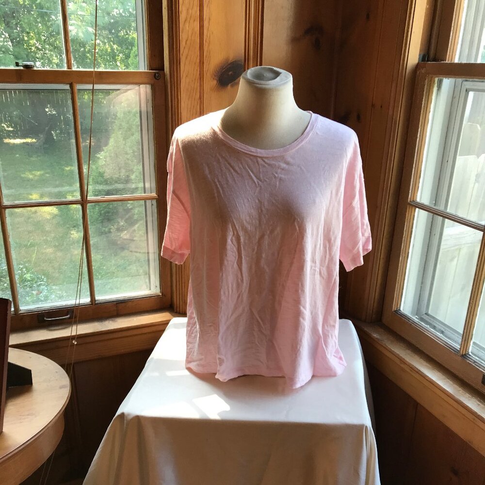 CALVIN KLEIN JEANS pale pink T-shirt in size XL. Short sleeves.